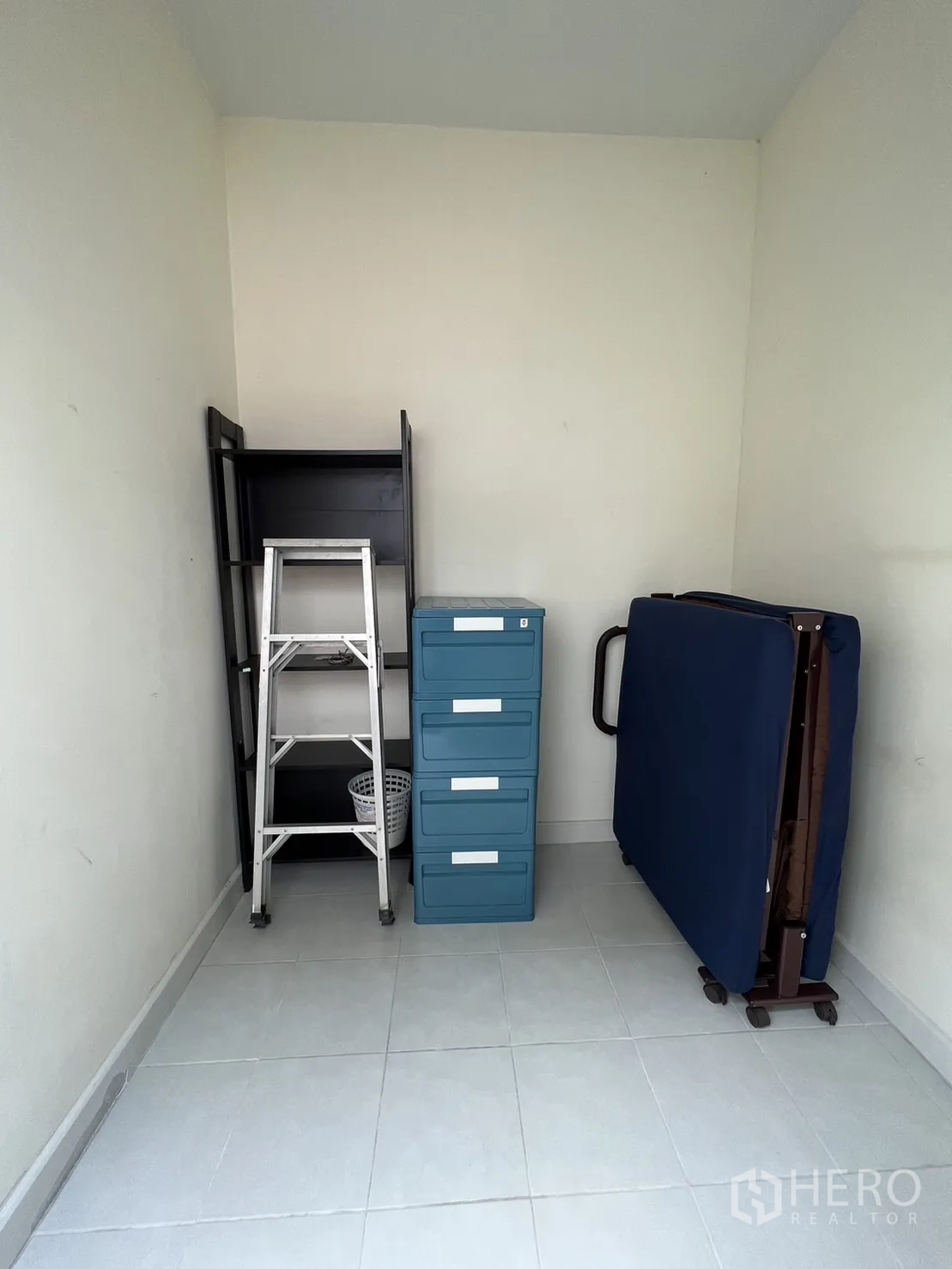 Detached House for sale in Suan Luang, Bangkok - Small storage or maid’s room with shelving and tile floor.