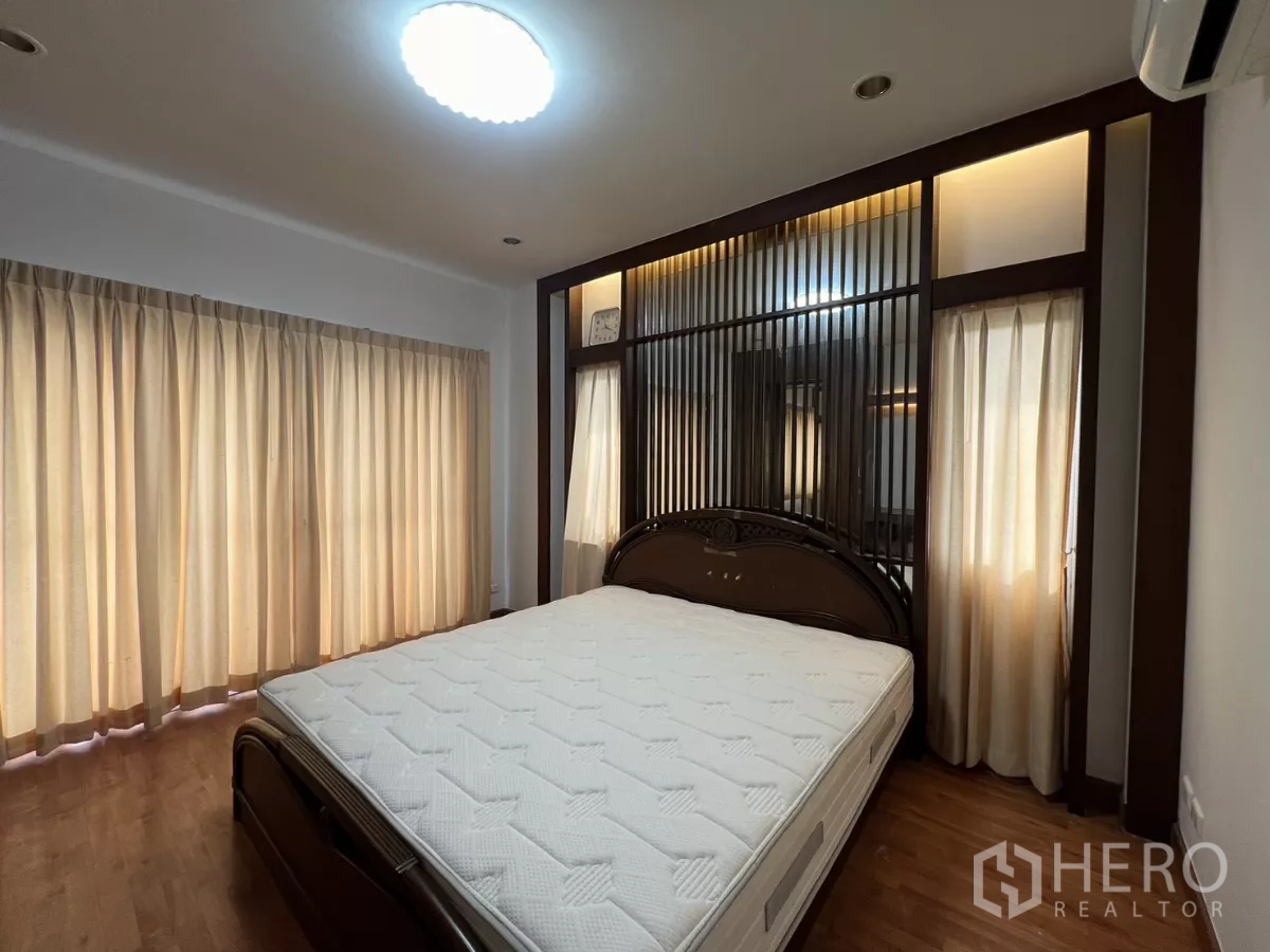 独立式住宅 出租在Bang Kapi, Bangkok - 主卧特色格栅背景墙与氛围灯。