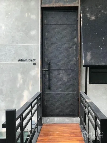 办公空间 出租在Bang Kapi, Bangkok - 标有“Admin Dept.”的黑色钢门与连桥步道。