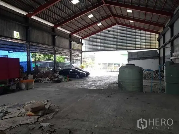 货栈 出租在Thung Khru, Bangkok - 纵深仓库，双坡屋顶带采光窗，水罐与装卸坡道一应俱全。