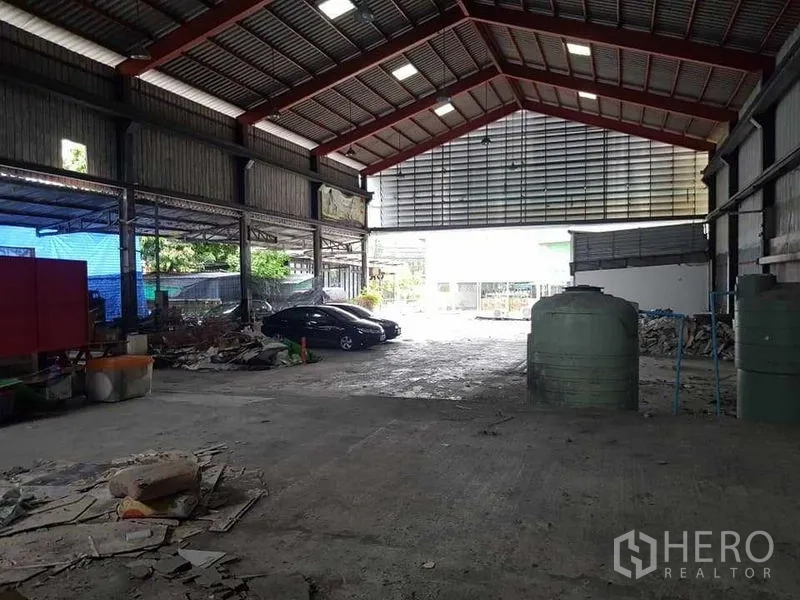 货栈 出租在Thung Khru, Bangkok - 纵深仓库，双坡屋顶带采光窗，水罐与装卸坡道一应俱全。