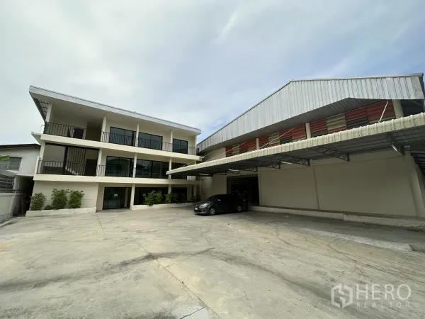 คลังสินค้า ให้เช่าในSuan Luang, Bangkok - ลานคอนกรีตกว้าง มีอาคารสำนักงาน 3 ชั้นและหลังคาคลุมลานขนถ่ายของที่โกดังสวนหลวง