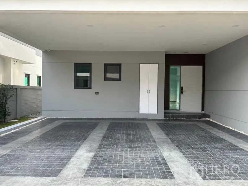 Detached House for rent - Covered two-car parking area and main entrance of the detached house.