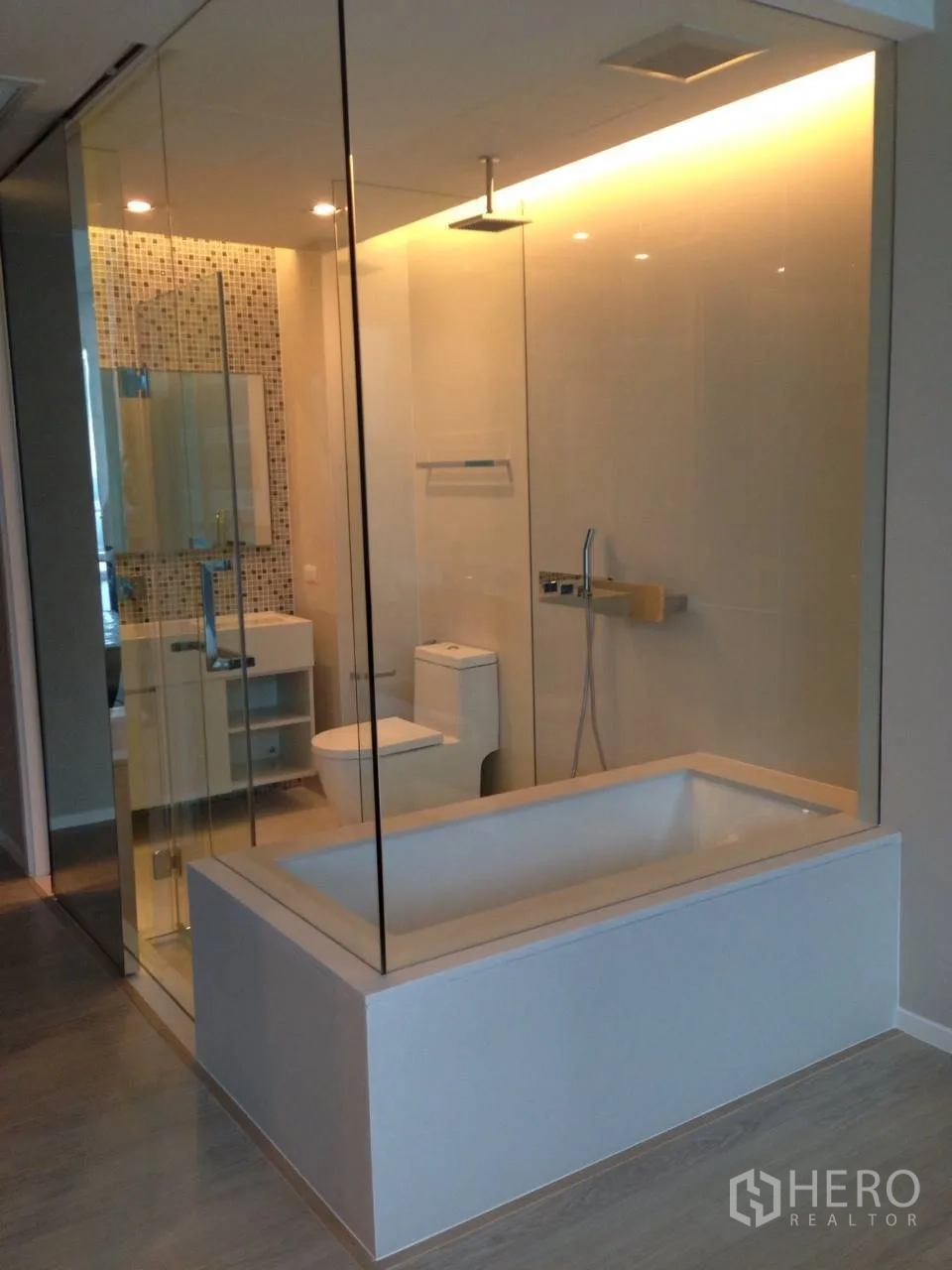 คอนโด ให้เช่าในWatthana, Bangkok - ห้องน้ำกั้นกระจกพร้อมอ่างอาบน้ำและฝักบัวเรนชาวเวอร์ดีไซน์ทันสมัย
