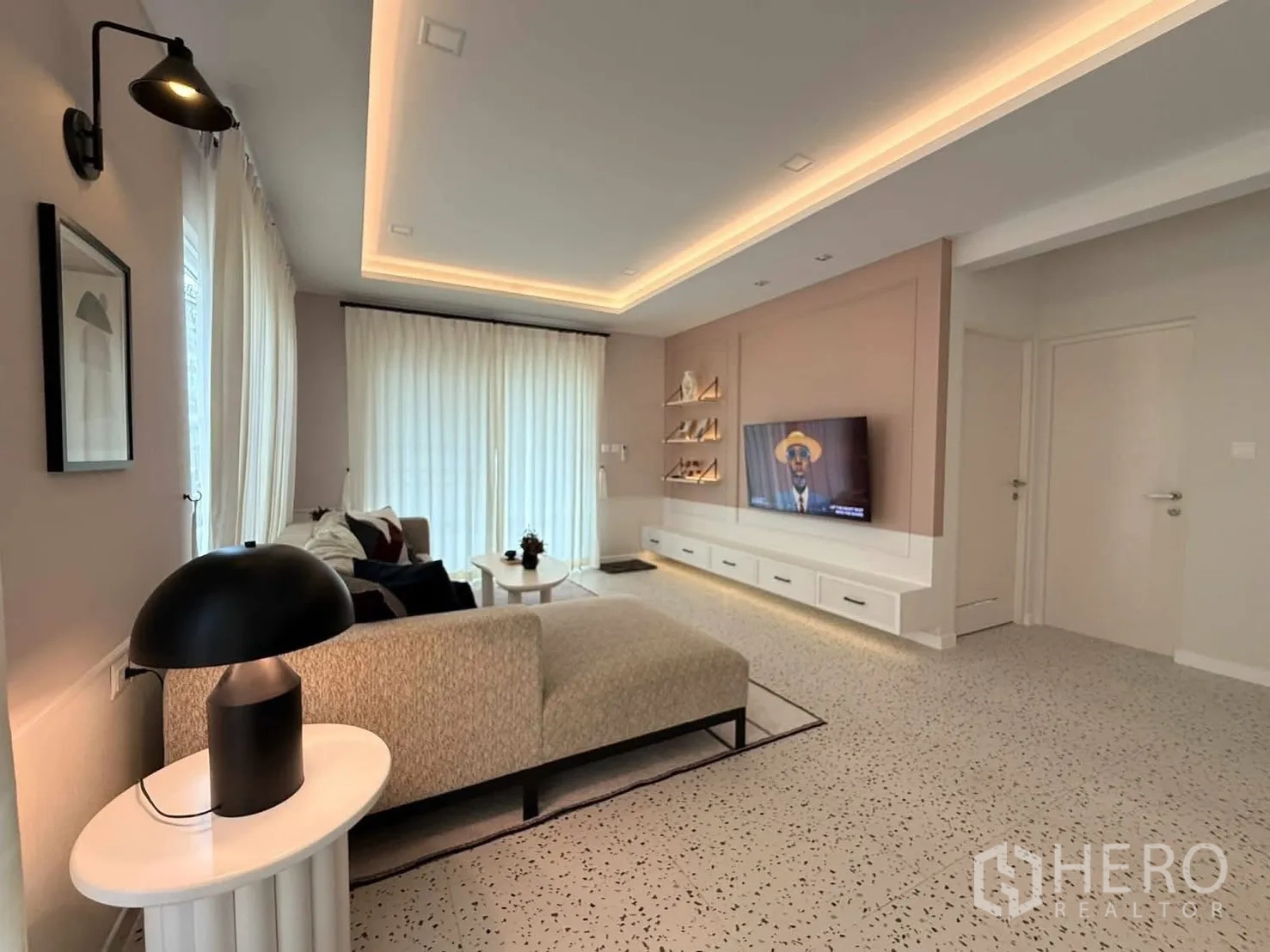 独栋房屋 for rent in Bang Phli, Samut Prakan - 客厅带氛围灯，转角沙发、电视特色墙与矮柜。