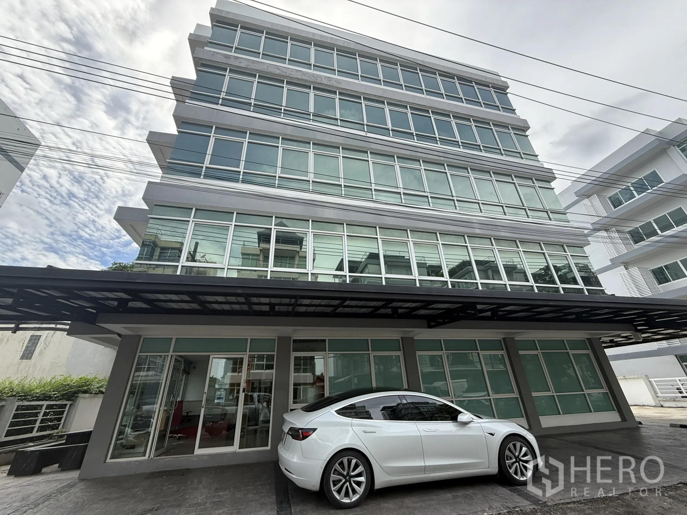 办公空间 出租在Bueng Kum, Bangkok - 曼谷Nuanchan片区的五层玻璃立面办公楼，带有雨棚车道与停车位。