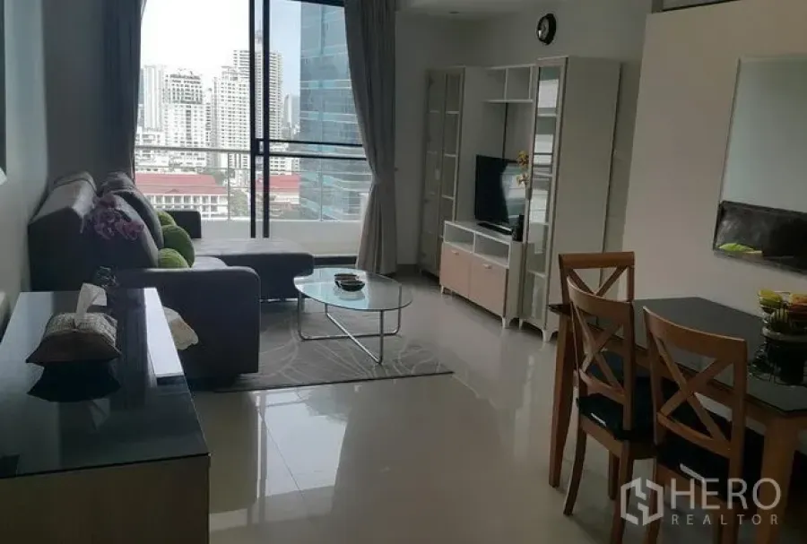 公寓 出租在Watthana, Bangkok - 明亮的客餐厅，落地大窗带城市天际线景观。