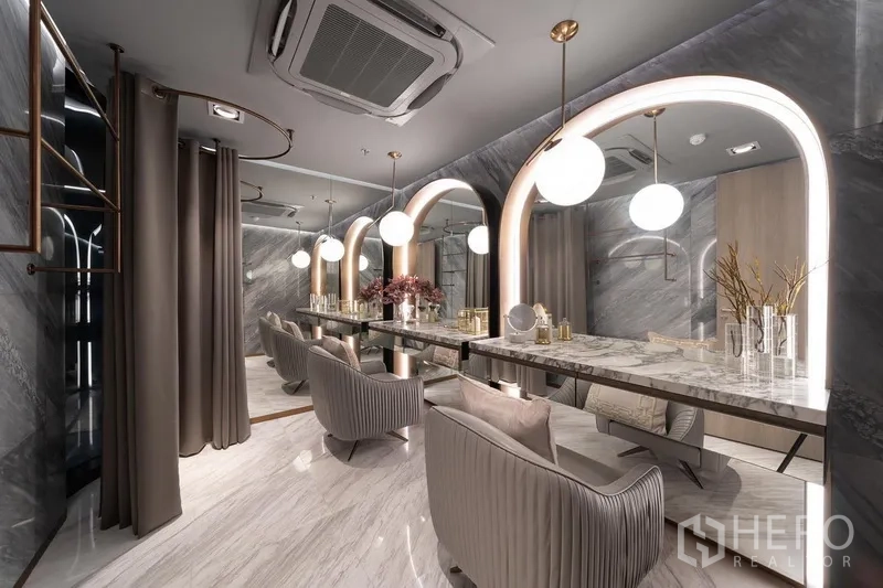 Condominium for rent in Watthana, Bangkok - Elegant residents’ lounge with arched mirrors, marble tables and pendant lighting.