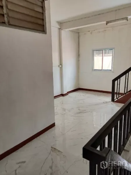 店屋 出租在Bang Rak, Bangkok - 楼梯平台明亮，仿大理石地砖与栏杆相邻。