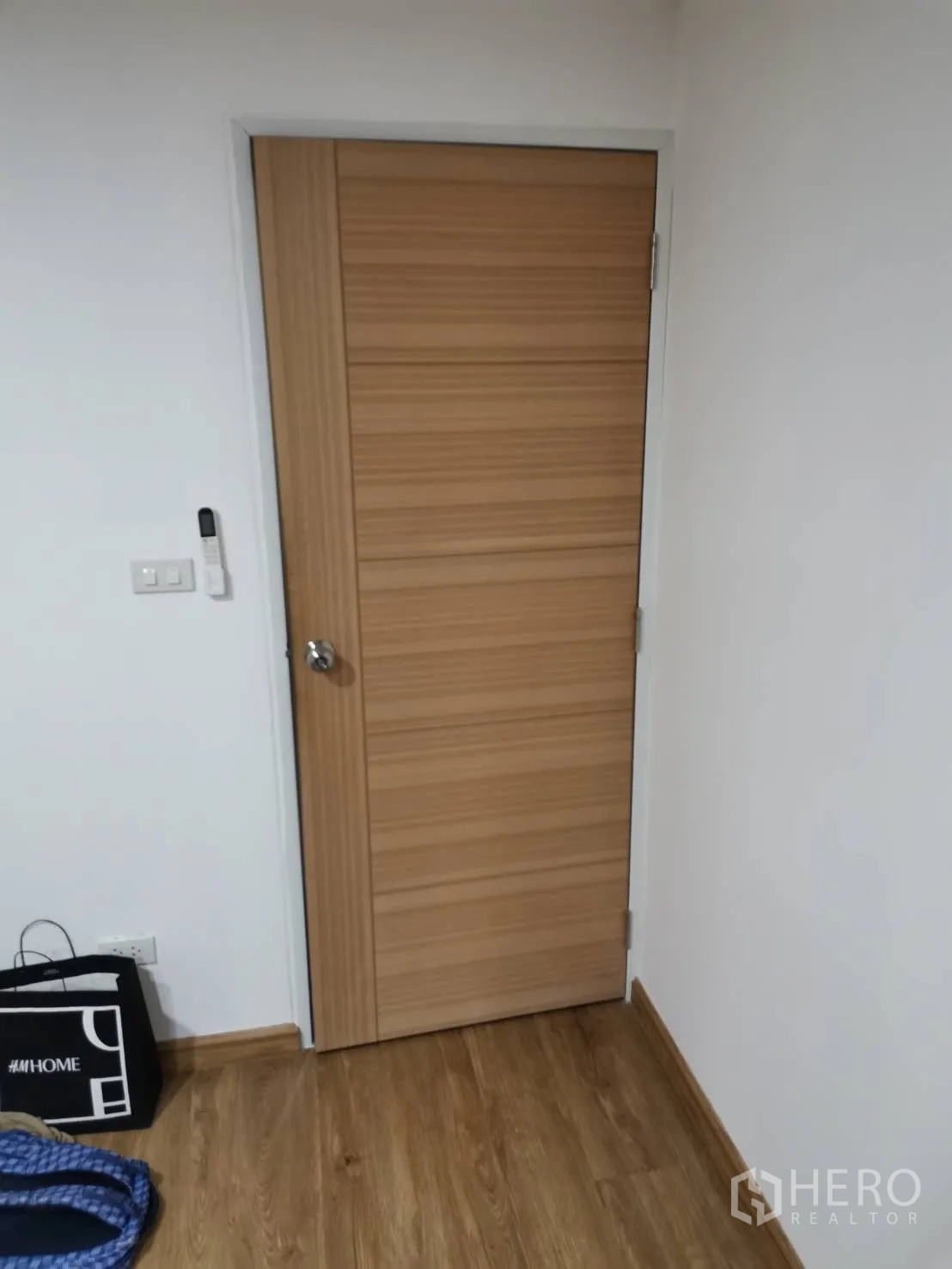 仓库 for rent in Suan Luang, Bangkok - 办公室内的木质门。
