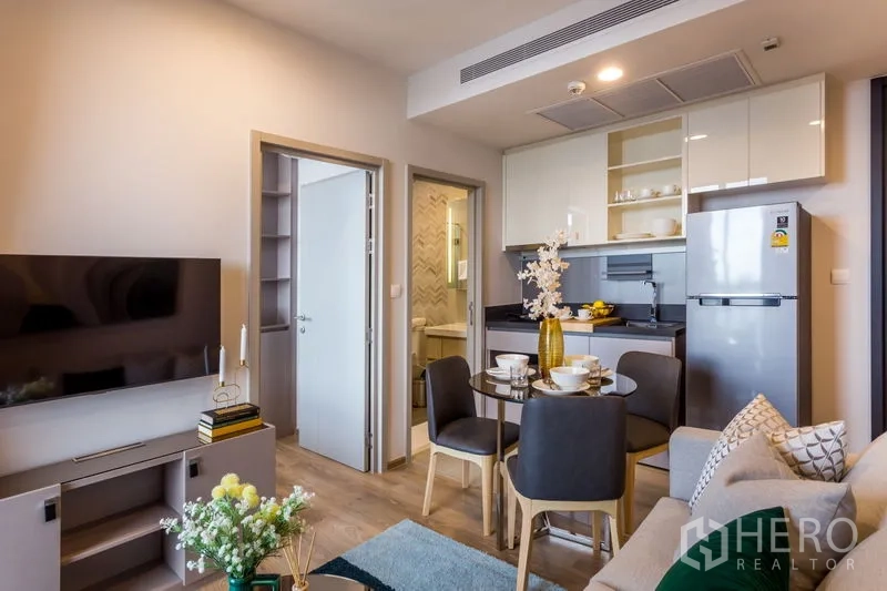 公寓 出租在Khlong Toei, Bangkok - 起居与用餐区相连的厨房，配不锈钢冰箱与开放格架。