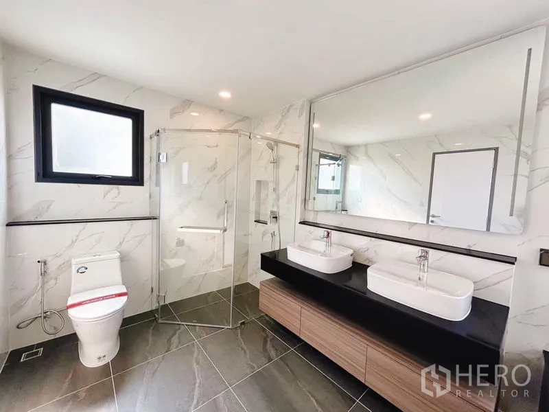 บ้าน ให้เช่าในBang Phli, Samut Prakan - ห้องน้ำหรู อ่างล้างหน้าคู่ ตู้อาบน้ำกระจก และผนังลายหินอ่อน