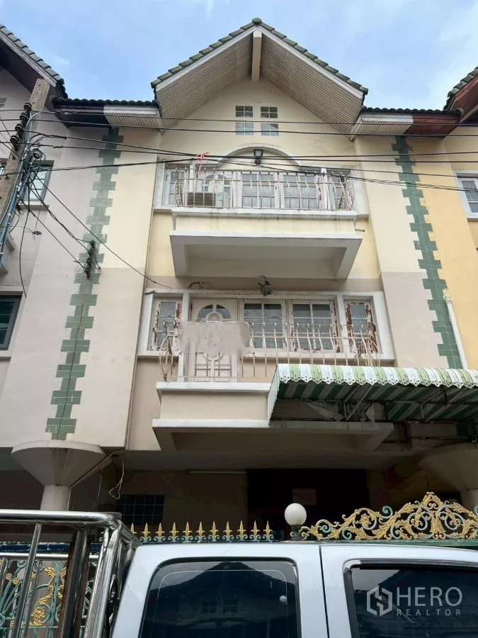 สำนักงานที่บ้าน ให้เช่าในPhra Khanong, Bangkok - ด้านหน้าโฮมออฟฟิศ 3 ชั้นที่พระโขนง มีระเบียง หลังคาจั่ว และโรงจอดรถหน้าบ้าน