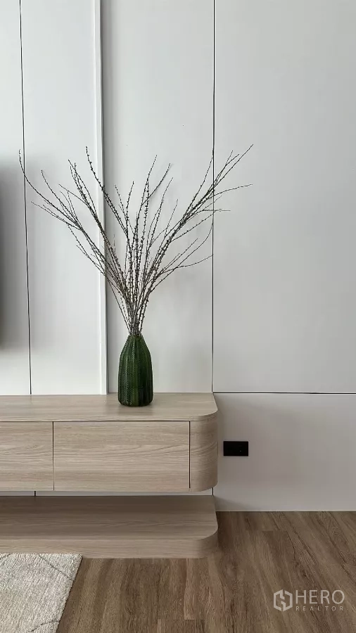 Townhouse for rent in Chatuchak, Bangkok - Minimal TV console in wood finish with a decorative green vase.