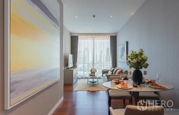 公寓 出售在Watthana, Bangkok - 通罗公寓明亮的客餐一体空间，木地板与落地窗城市景观，位于曼谷瓦他那区。