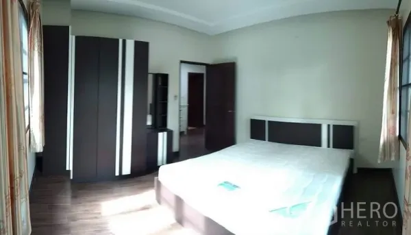 Detached House for rent - Bright bedroom with double bed, wardrobe and wood floors.