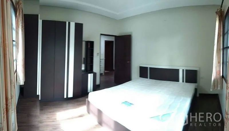 Detached House for rent - Bright bedroom with double bed, wardrobe and wood floors.