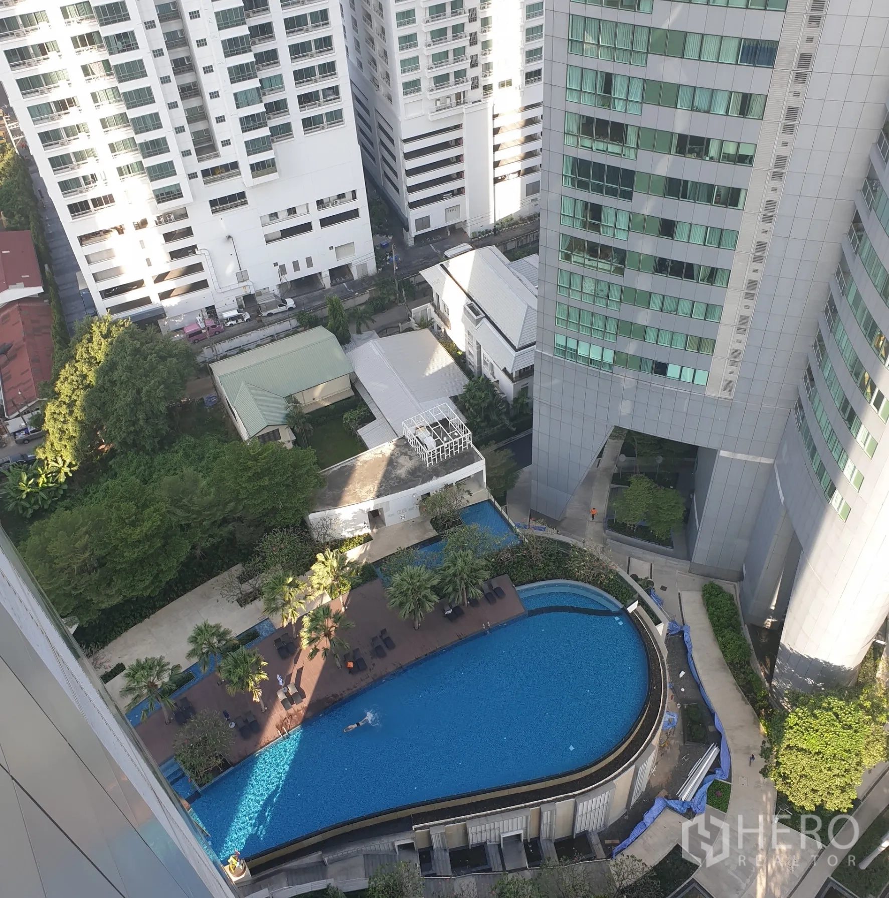 公寓 出售在Khlong Toei, Bangkok - 俯瞰公寓户外泳池与日光平台，周围环绕高楼。