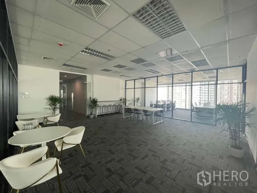 办公空间 出租在Bang Kapi, Bangkok - 开放式办公室，休闲圆桌、绿植、玻璃墙会议区与城市景观。