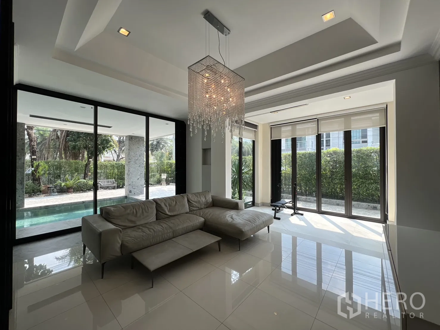 บ้านเดี่ยว for rent in Prawet, Bangkok - ห้องนั่งเล่นสว่างด้วยโคมแชนเดอเลียร์ โซฟาตัวแอล และวิวสวน