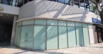 零售空间 出租在Khlong Toei, Bangkok - 外立面展示全高磨砂玻璃与双开玻璃门，带雨棚。