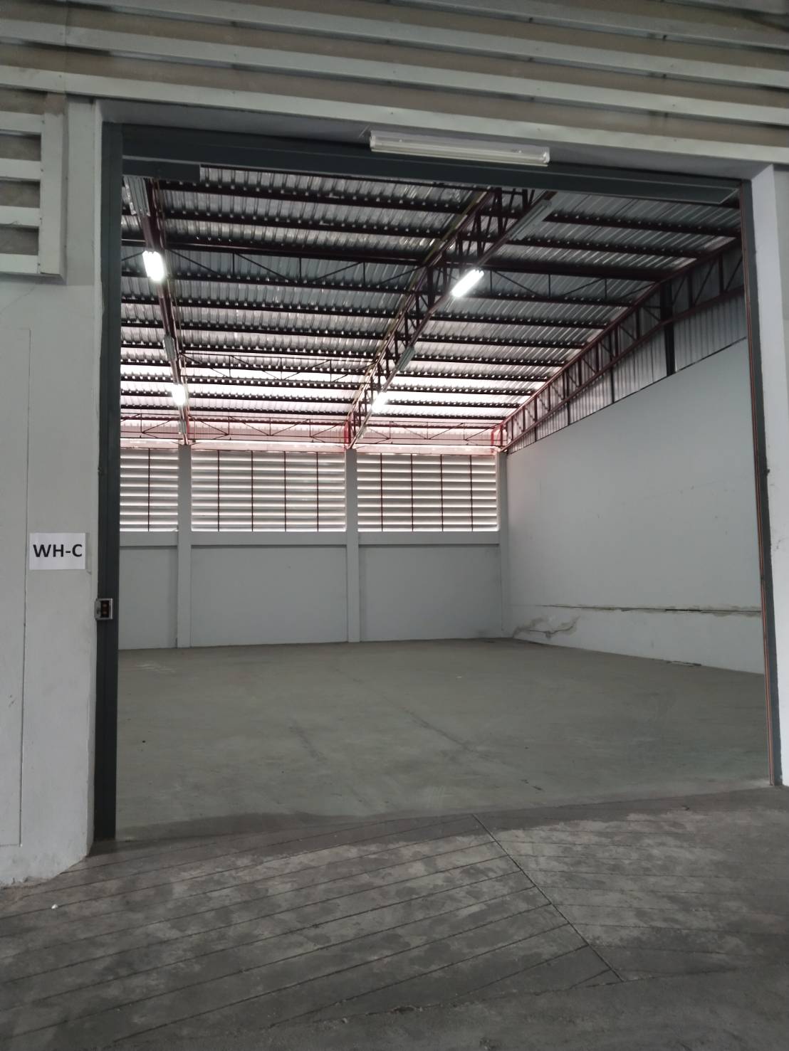 คลังสินค้า ให้เช่าในLat Krabang, Bangkok - ทางเข้าโกดังประตูม้วน พร้อมทางลาด เข้าสู่ยูนิต WH‑C