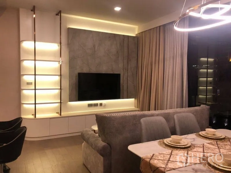 คอนโด ให้เช่าในWatthana, Bangkok - โซนรับแขกและทานอาหาร ผนังทีวีบิลต์อินพร้อมไฟ LED แบบซ่อน