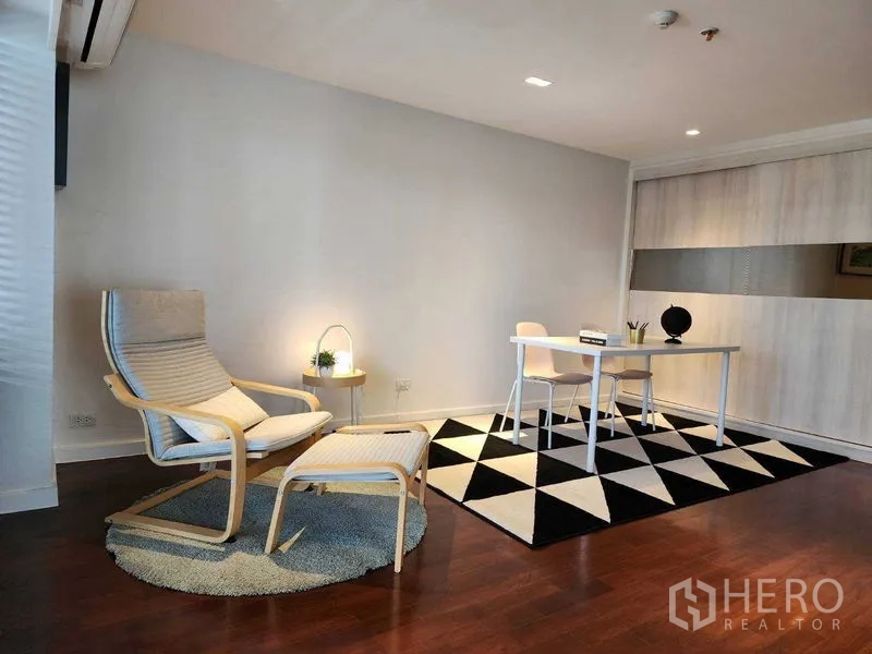 คอนโด ให้เช่าในSathon, Bangkok - ห้องอเนกประสงค์/โฮมออฟฟิศ เก้าอี้พักผ่อน โต๊ะทำงาน พรมลายเรขาคณิต และตู้บิวท์อิน