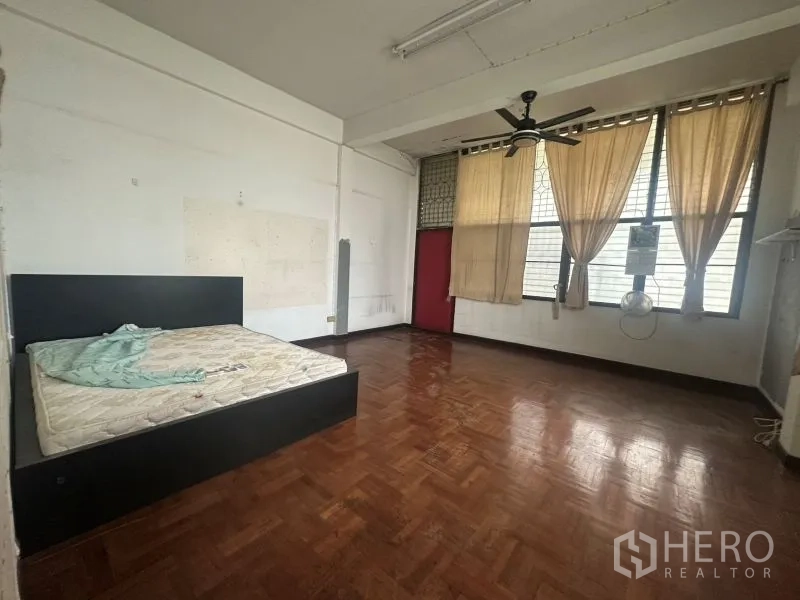 สำนักงาน ให้เช่า - ห้องกว้าง พื้นปาร์เกต์ เตียง และพัดลมเพดาน