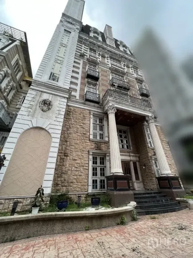 带办公室的家 出租在Huai Khwang, Bangkok - 多层建筑的古典立面，石材包覆与门廊立柱。