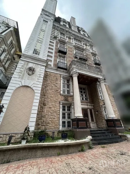 带办公室的家 出租在Huai Khwang, Bangkok - 多层建筑的古典立面，石材包覆与门廊立柱。