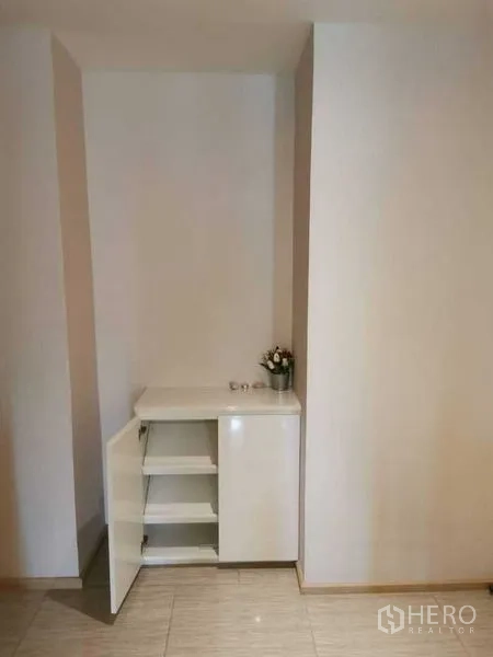 Condominium for rent or sale in Watthana, Bangkok - Built-in storage cabinet with shelves in the entry nook.