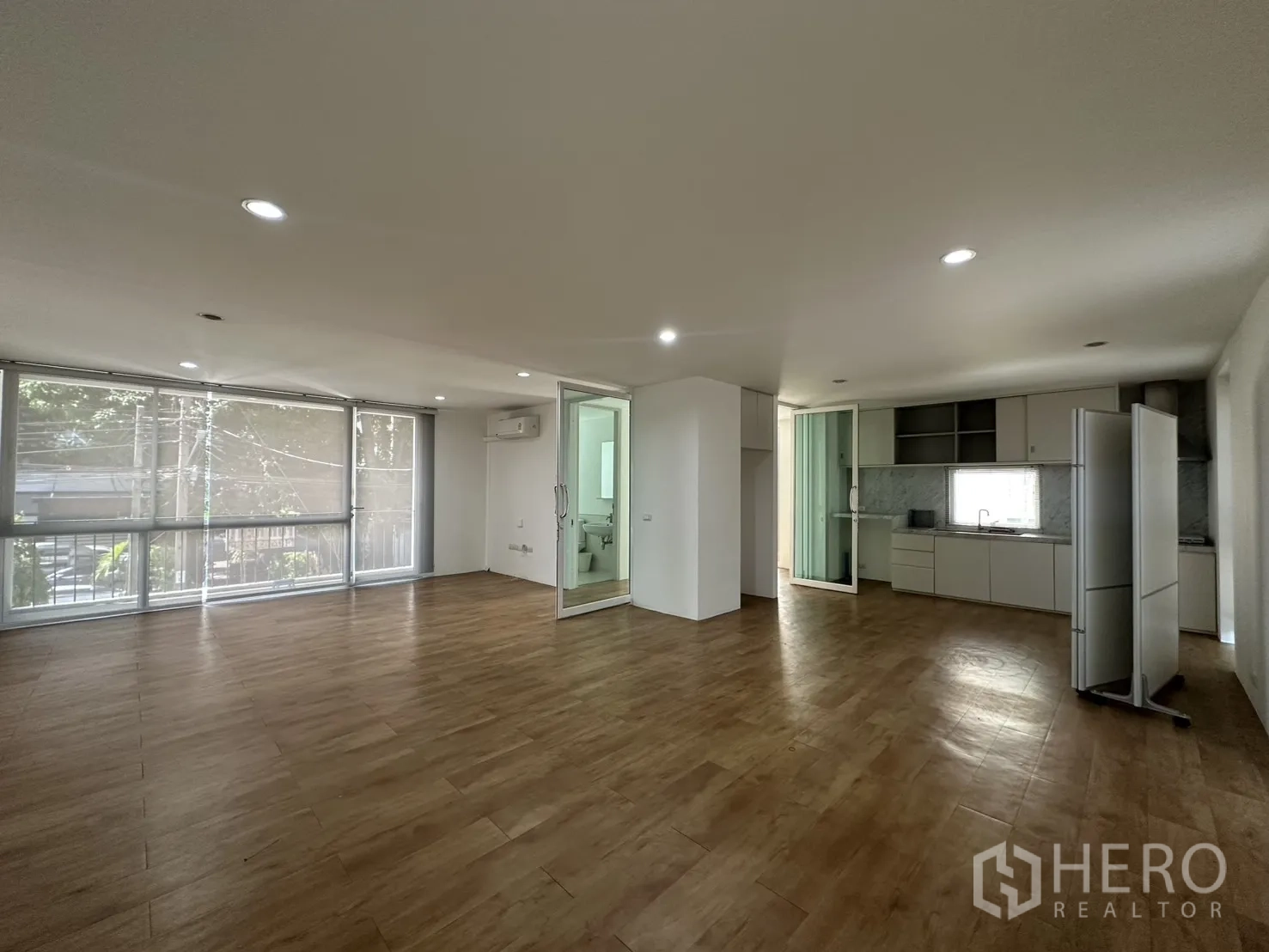 โฮมออฟฟิศ for rent in Phra Khanong, Bangkok - ชั้นพื้นที่เปิดโล่งมีหน้าต่างกว้างและแพนทรี่ในตัว.