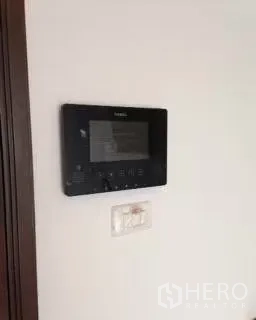 公寓 出租在Bangkok - 公寓内墙挂式可视对讲与开关面板。