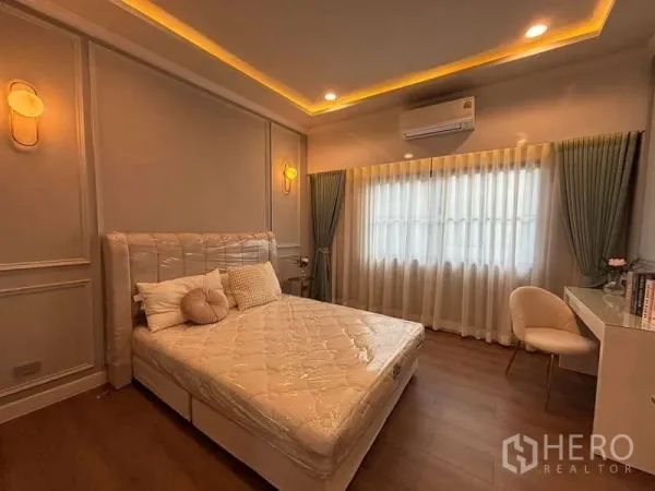 บ้าน ให้เช่าในBang Phli, Samut Prakan - ห้องนอนอบอุ่น เพดานซ่อนไฟ หน้าต่างบานใหญ่ มุมโต๊ะทำงานและเก้าอี้
