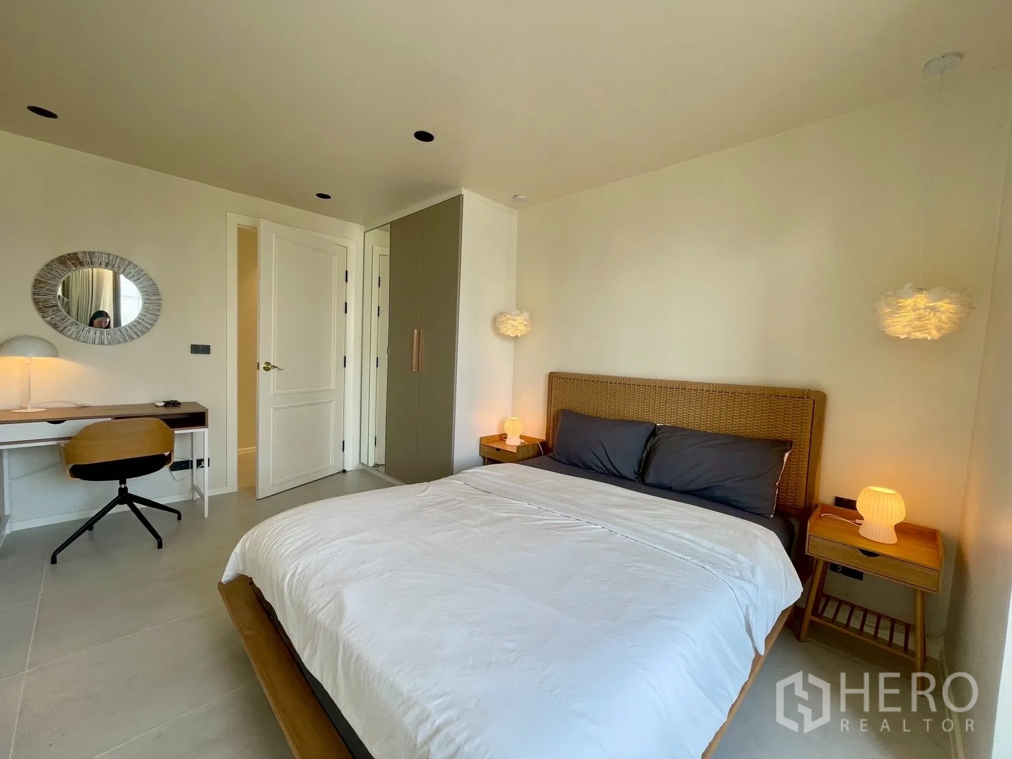 คอนโด for sale in Watthana, Bangkok - ห้องนอนมีโต๊ะทำงาน ตู้เสื้อผ้า และไฟห้อยบรรยากาศอบอุ่น