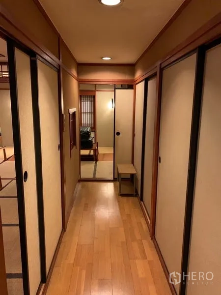 Retail Space for rent in Bang Rak, Bangkok - Hallway with mirror, sliding doors and a small bench in warm wood tones.