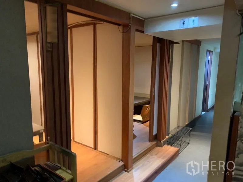 零售空间 出租在Bang Rak, Bangkok - 走廊旁的榻榻米风格包间与木质隔断。