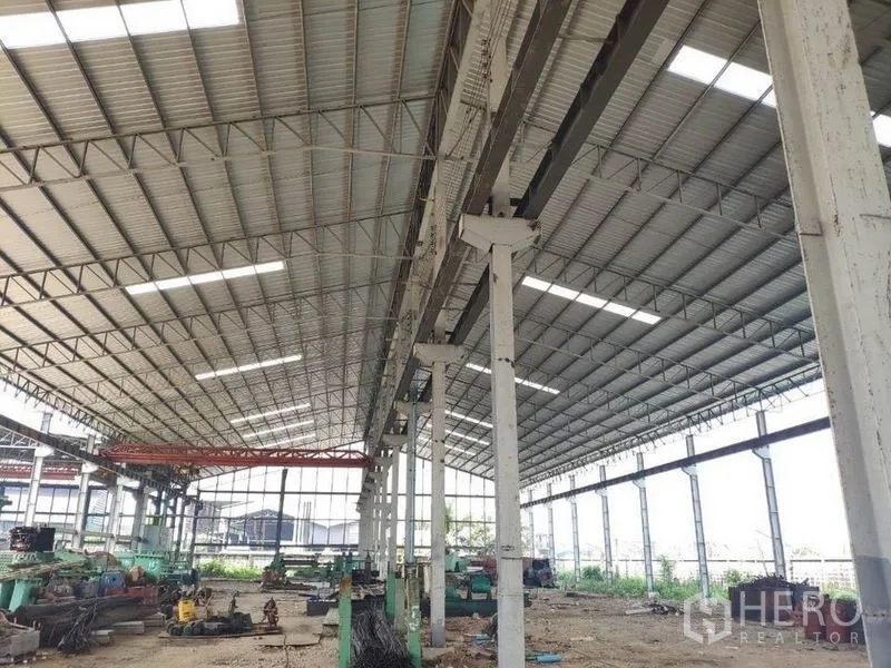 โรงงาน ให้เช่าในSamut Sakhon - เวิร์กช็อปแบบเปิดรับแสง มีโครงถัก ช่องแสง และอุปกรณ์ บางกระเจ้า