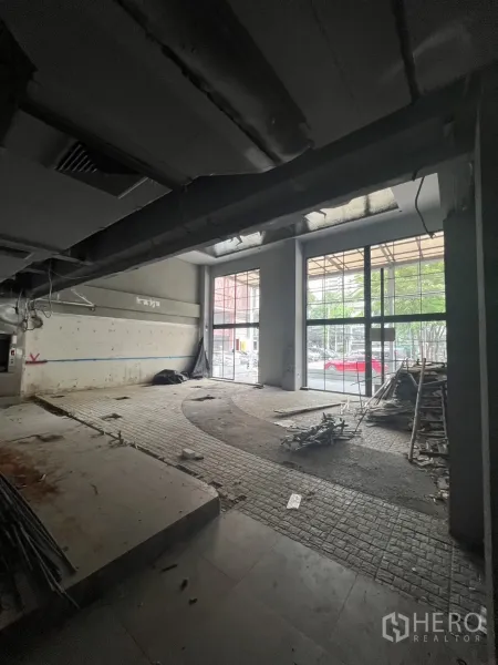 Retail Space for rent in Watthana, Bangkok - Open plan shop interior facing tall glass entry with street view.