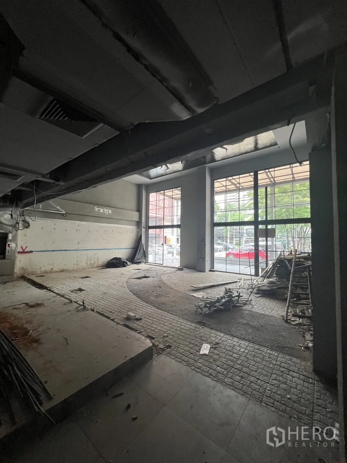 Retail Space for rent in Watthana, Bangkok - Open plan shop interior facing tall glass entry with street view.