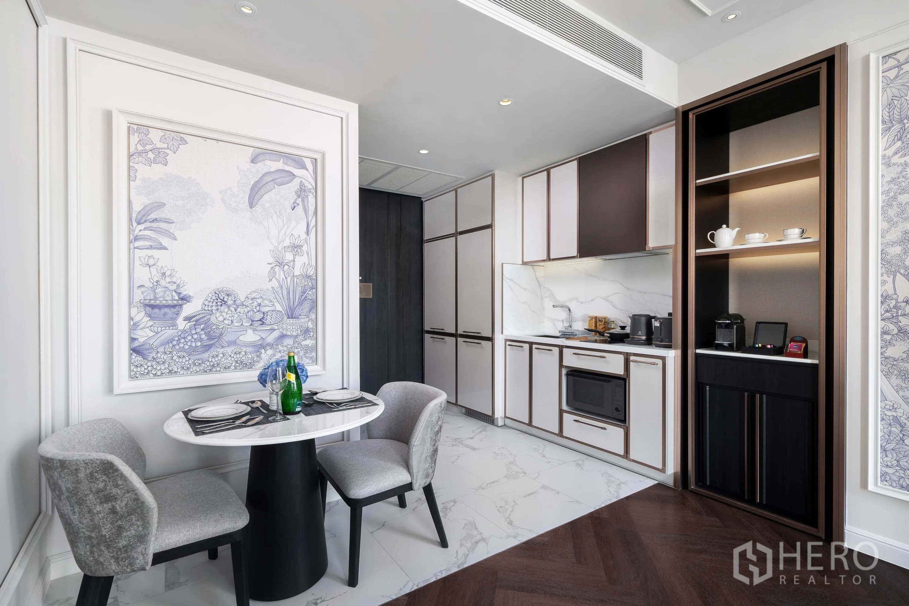คอนโด for rent in Khlong Toei, Bangkok - ครัวขนาดกะทัดรัด ผนังลายหินอ่อน ตู้บิลท์อิน ไมโครเวฟ และโต๊ะทานอาหารสองที่