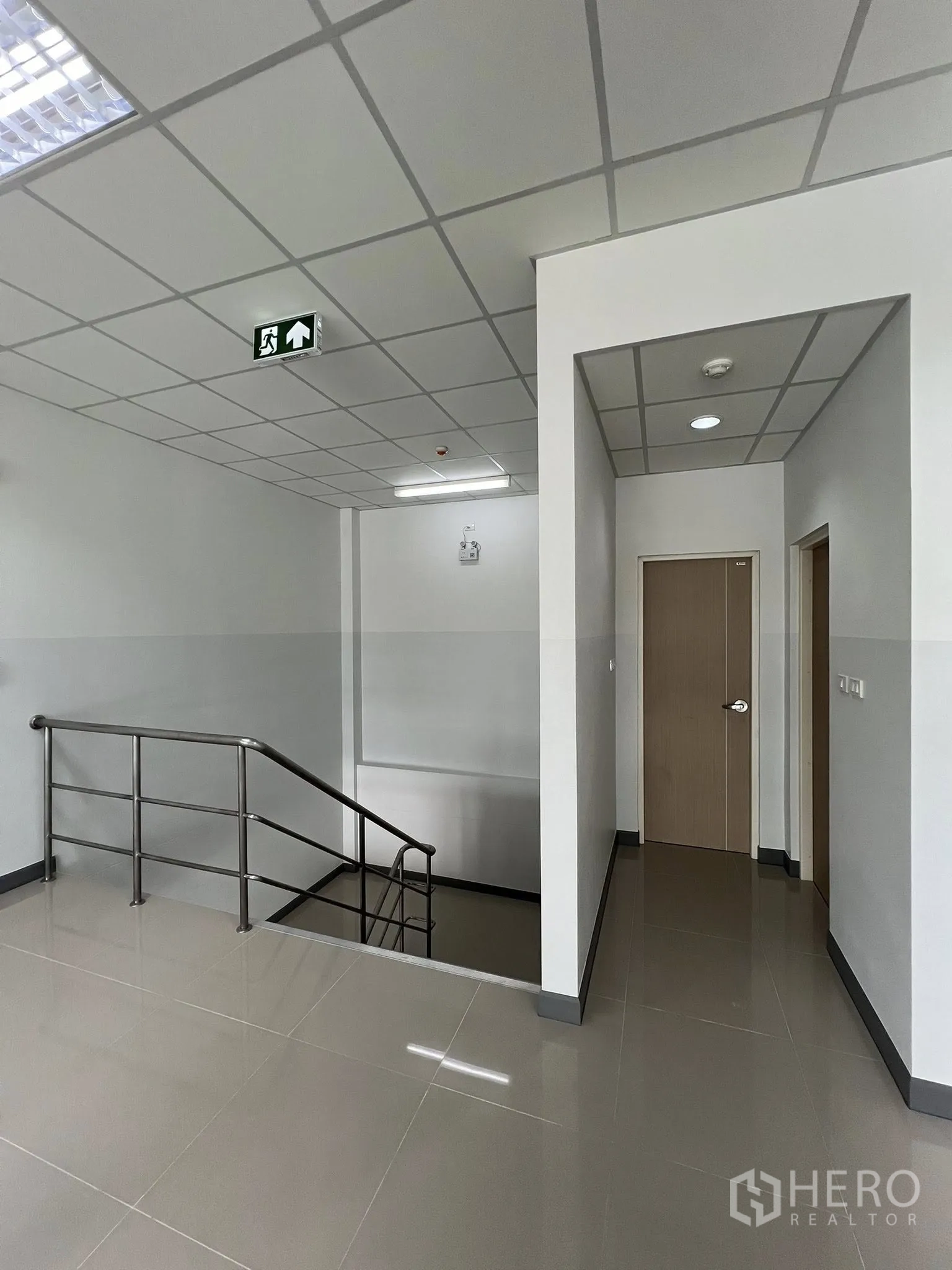 โกดัง for rent in Phra Pradaeng, Samut Prakan - ชานพักบันไดชั้นบนพร้อมประตูทางเข้าห้องแยก