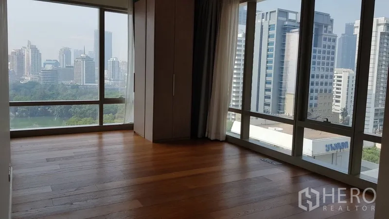 คอนโด ให้เช่าในPathum Wan, Bangkok - ห้องนอนมุมกระจกกว้าง มองวิวสกายไลน์และสวนแบบพาโนรามา