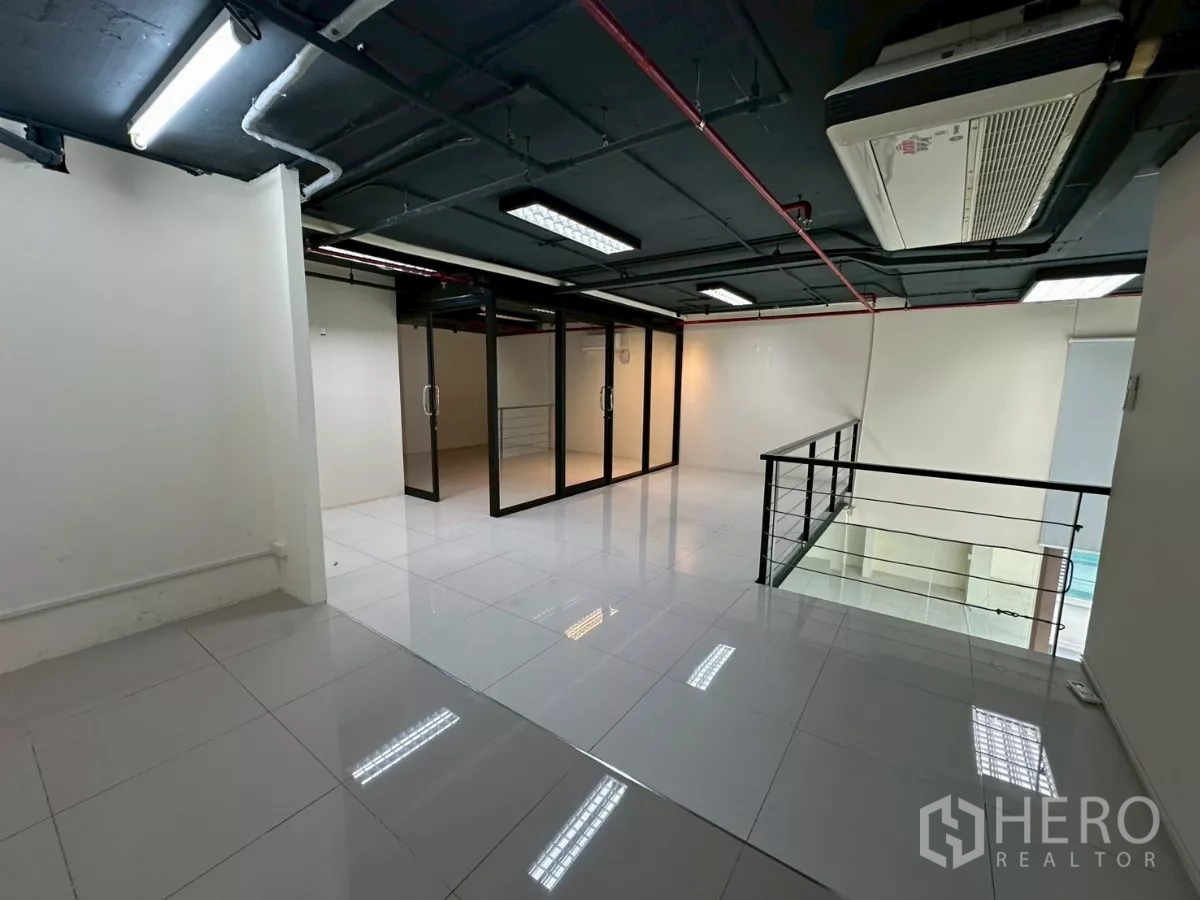 办公空间 出租在Khlong Toei, Bangkok - 楼上平台，金属护栏与玻璃会议室。