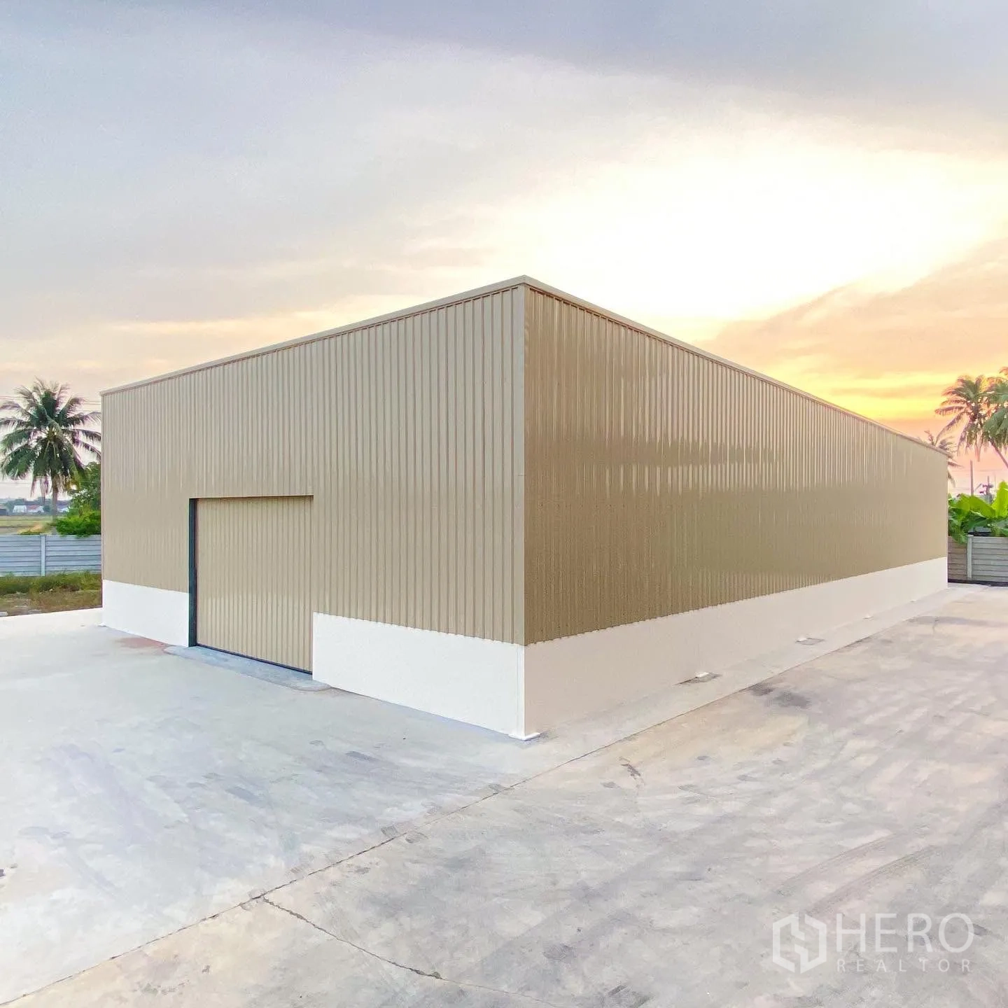 โรงงาน for rent in Krathum Baen, Samut Sakhon - มุมมองด้านหลังโกดังเมทัลชีทยามพระอาทิตย์ตก พื้นที่หมุนรถกว้าง