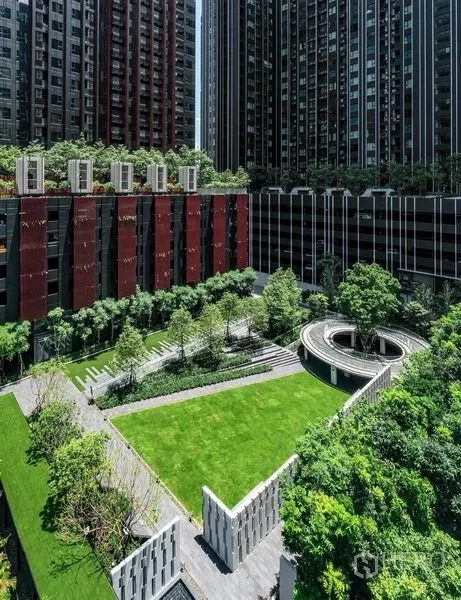 公寓 出售在Ratchathewi, Bangkok - 高层建筑之间的中央草坪与台阶式景观花园。