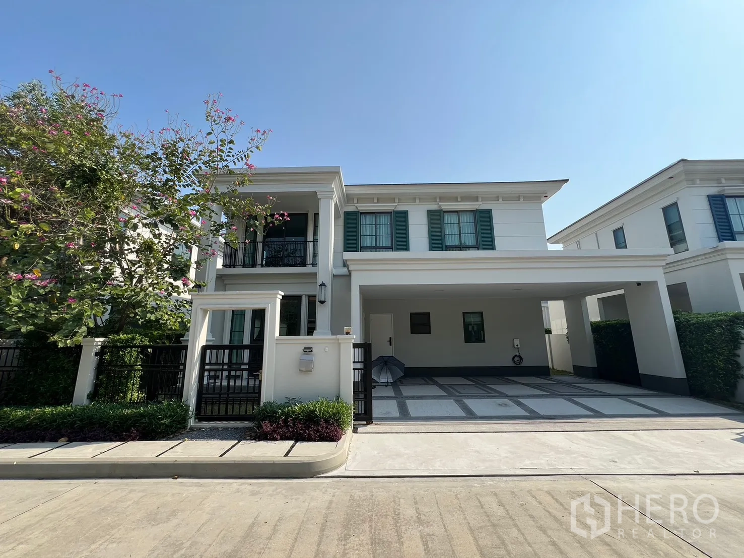 Detached House for rent in Bang Phli, Samut Prakan - Two-story detached house exterior with balcony, front gate and covered carport.