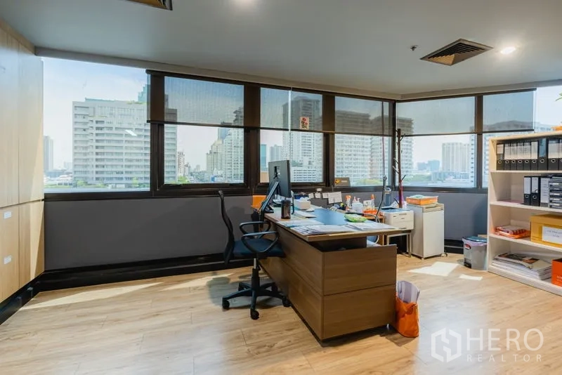 สำนักงาน ให้เช่า - ห้องทำงานผู้บริหารพร้อมโต๊ะ เก็บของ และหน้าต่างกว้างมองเห็นกรุงเทพฯ