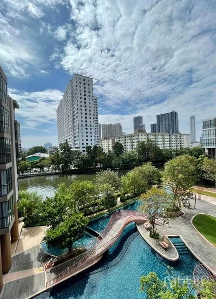 公寓 出租或出售在Watthana, Bangkok - 阳台景观：度假风泳池、园林步道、运河与周边高楼。